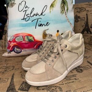 Geox D Zosma A Sneaker In Gold/Tan Size 9
Brand New
Wedge,Platform